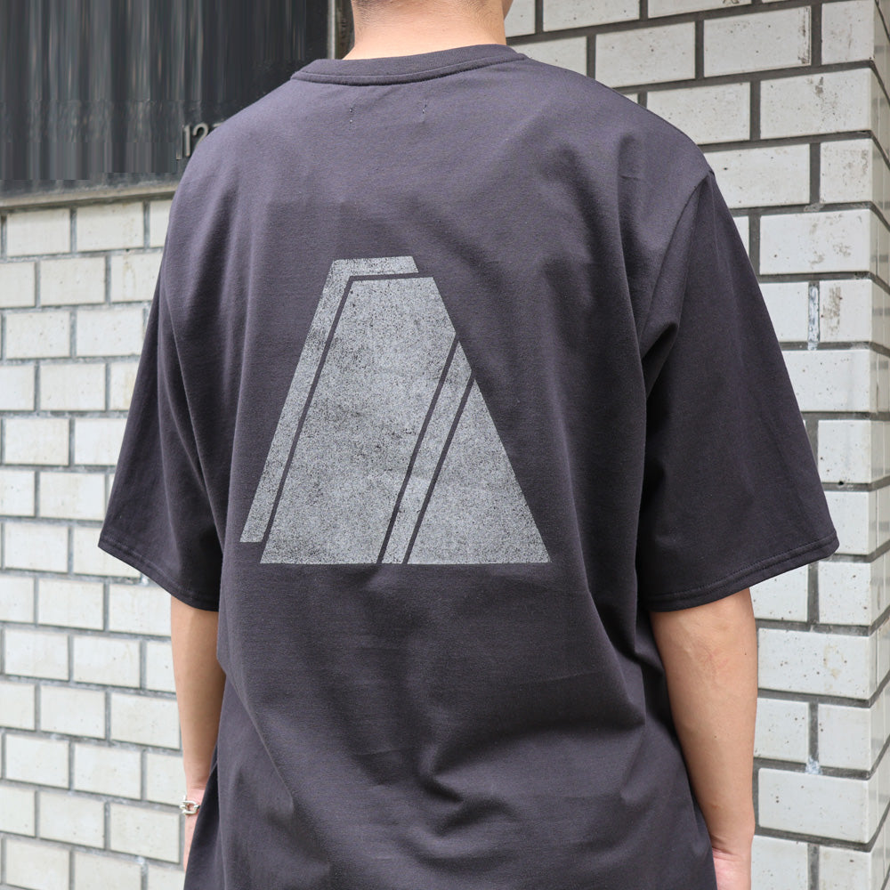 PRINT TEE (LAYERED PYRAMID)