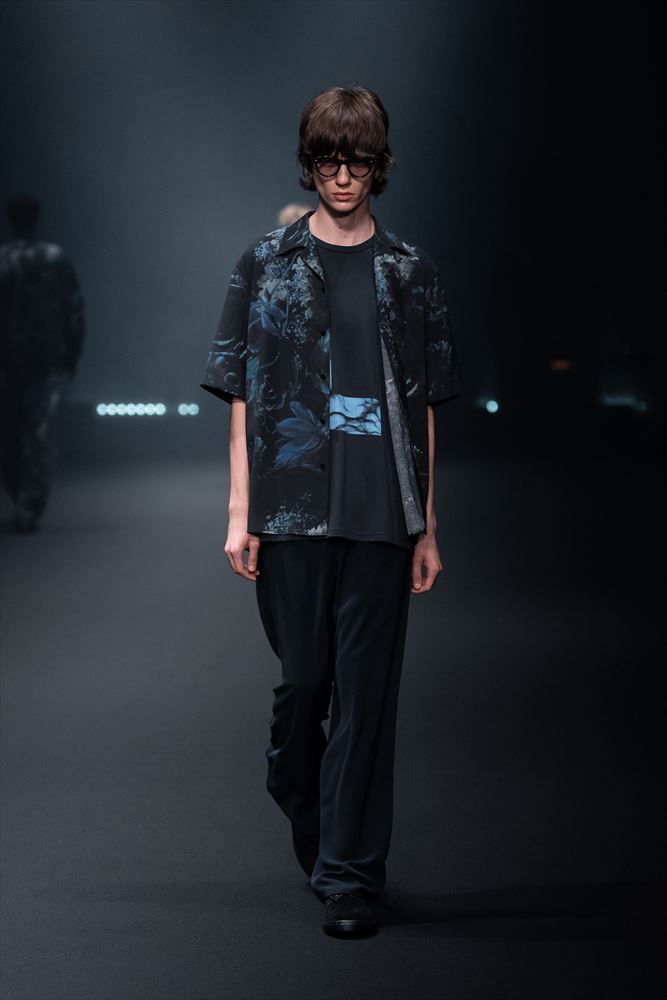 SPUN LAWN OPEN COLLAR S/S SHIRT INKJET (MONE HANA)