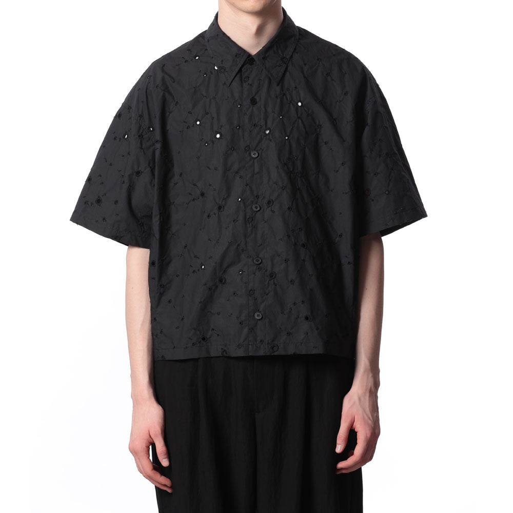 EMBROIDERED CO TYPEWRITER TUCKED S/S SHIRT