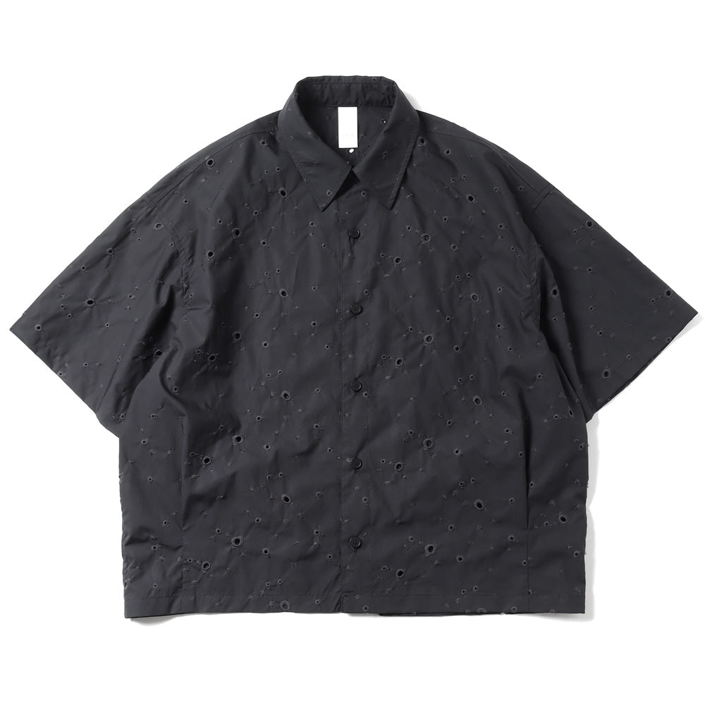EMBROIDERED CO TYPEWRITER TUCKED S/S SHIRT
