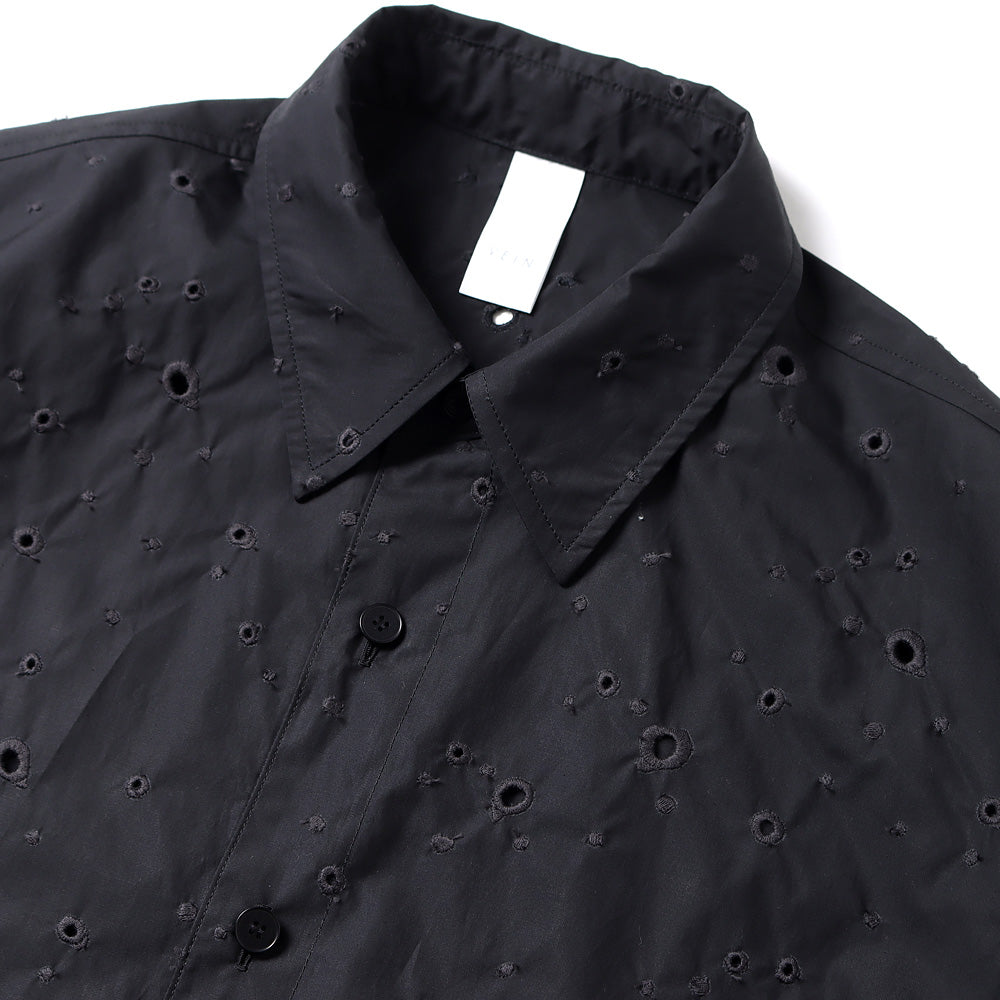 EMBROIDERED CO TYPEWRITER TUCKED S/S SHIRT