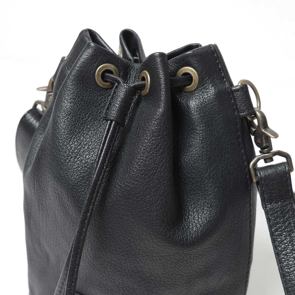 CCU LEATHER KINCHAKU BAG