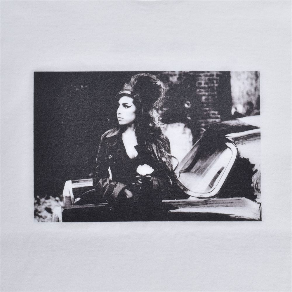 Amy Winehouse "Lean On A Car" Photo S/S