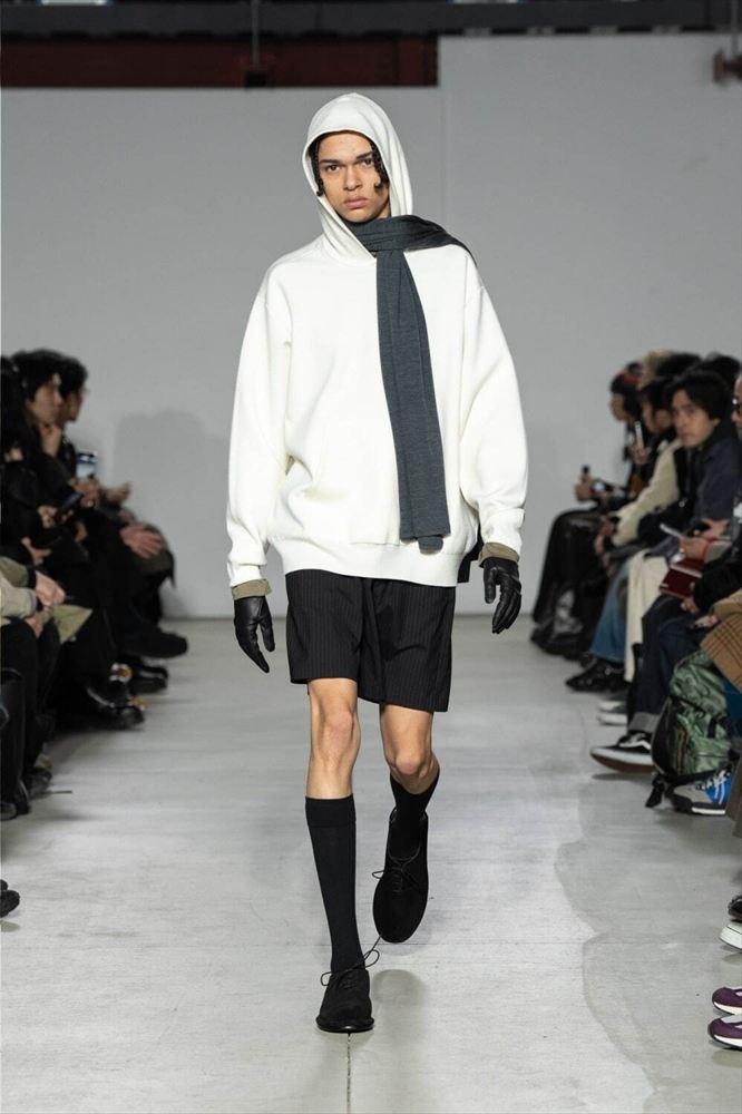 JOHN SMEDLEY MERINO EXTRAFINE WIDE STOLE