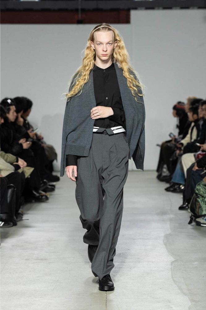 JOHN SMEDLEY MERINO EXTRAFINE BUTTONLESS V NECK CARDIGAN