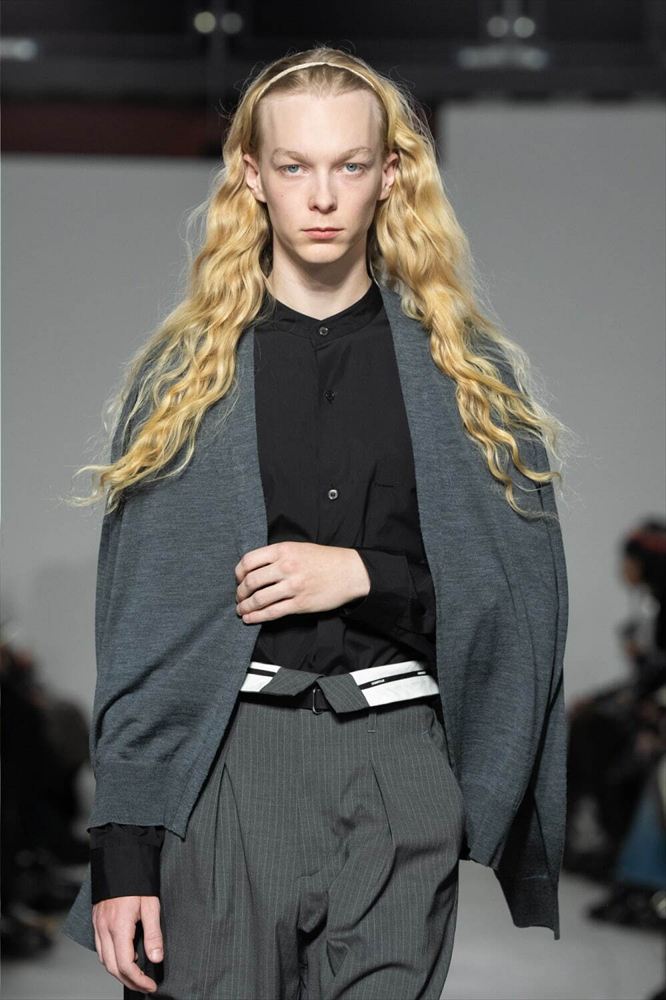 JOHN SMEDLEY MERINO EXTRAFINE BUTTONLESS V NECK CARDIGAN