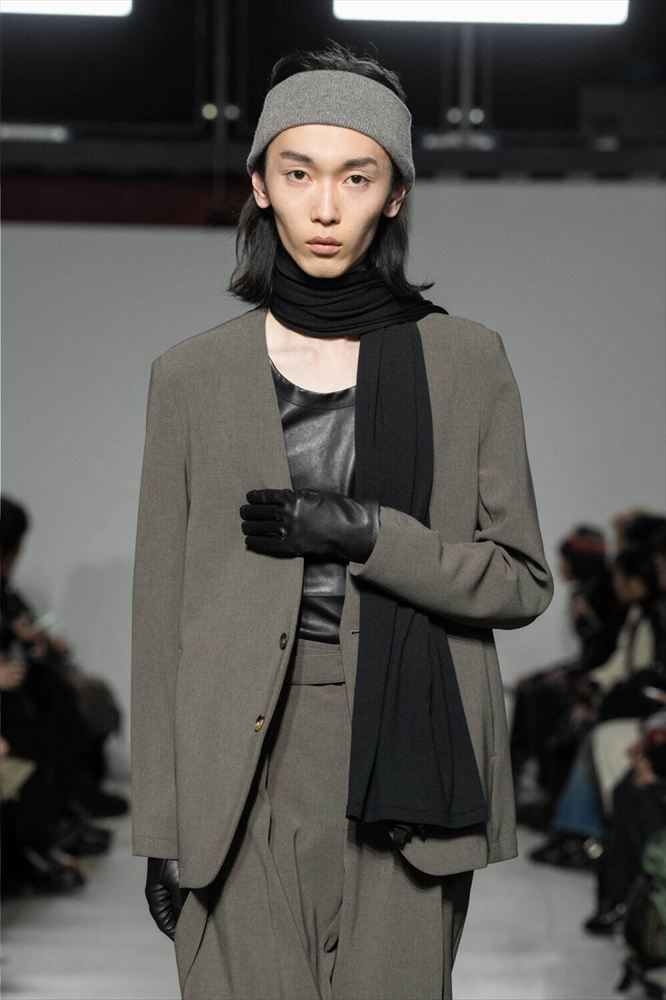 JOHN SMEDLEY MERINO EXTRAFINE WIDE STOLE