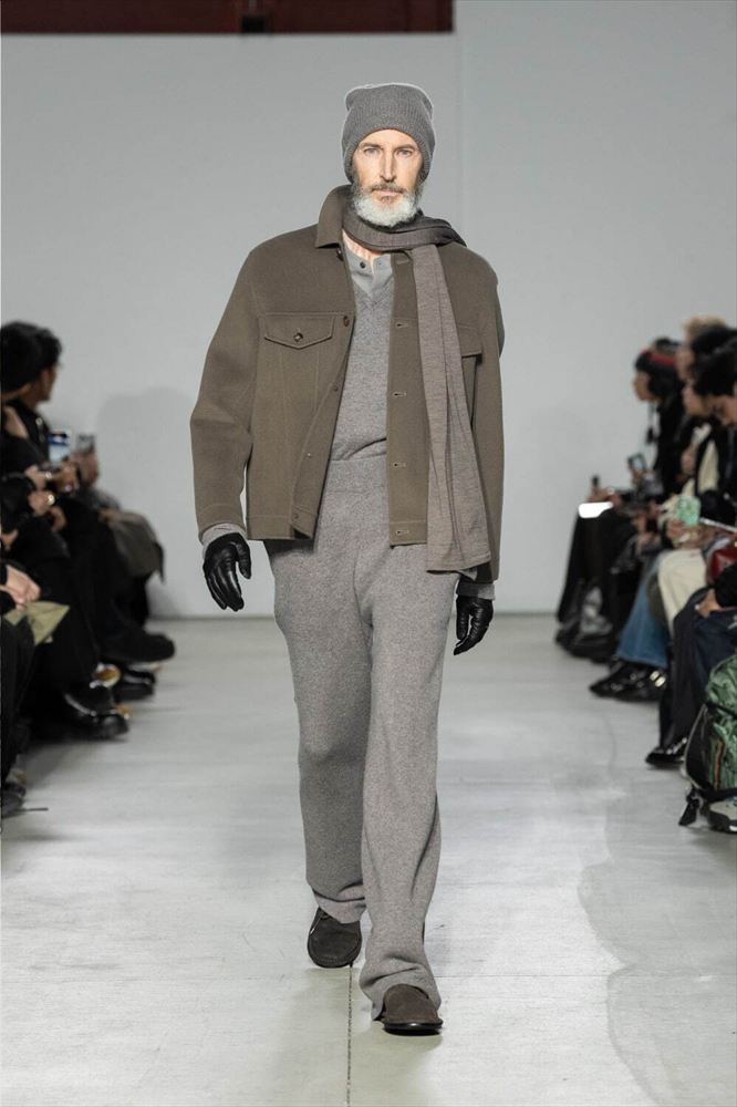 JOHN SMEDLEY MERINO EXTRAFINE WIDE STOLE